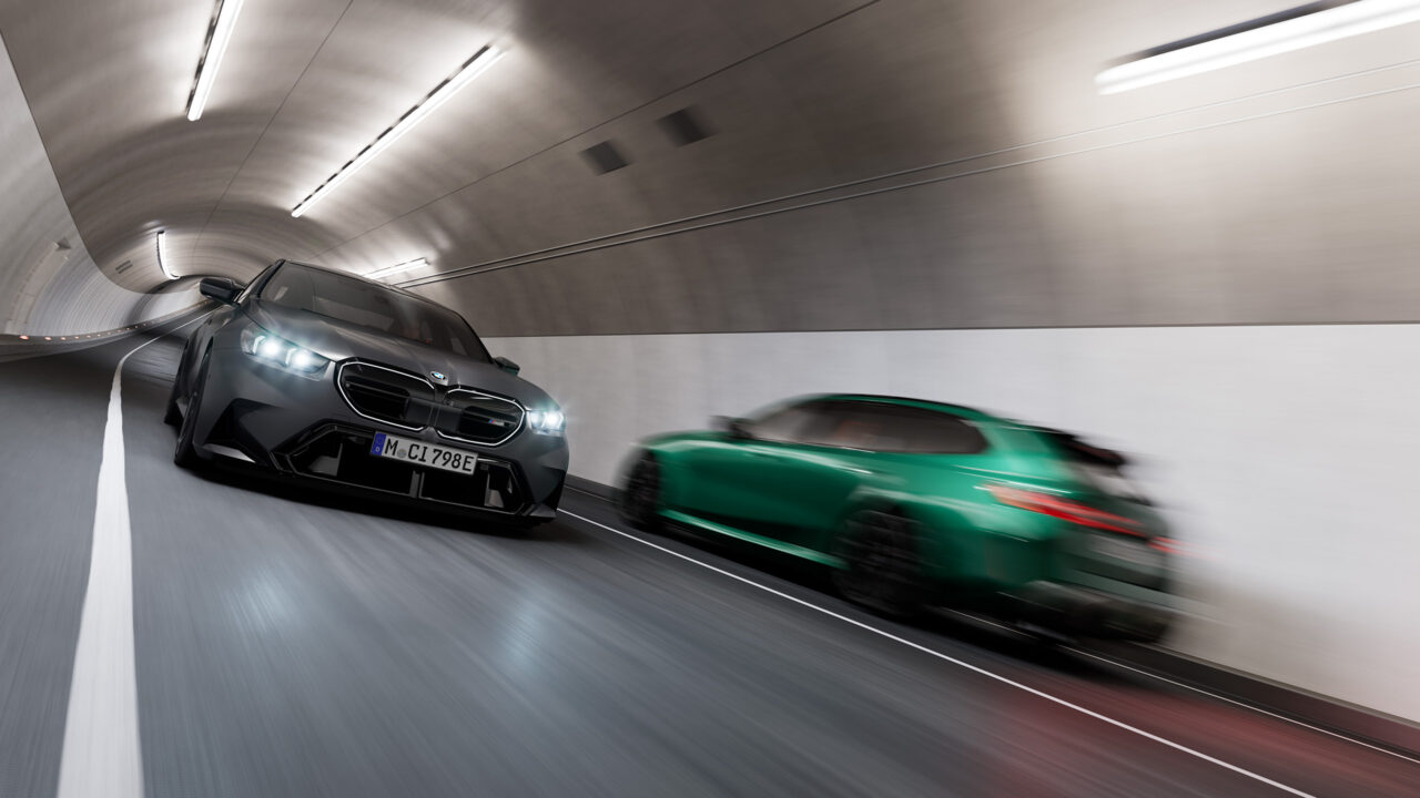 Een grijze en groene BMW M5 in een tunnel